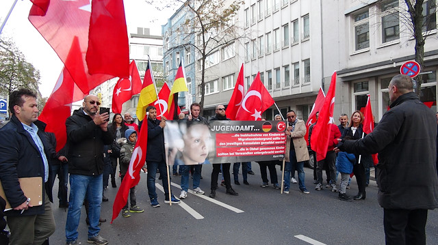 Almanya'nın Düsseldorf kentindeki Türkler, gençlik dairelerinin, ailelerinden alıp koruma altında tuttuğu 'Türk çocukların haklarının korunması' talebiyle bir araya geldi.