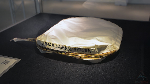 Kaybolan eşyaların arasında eski bir Kansas Cosmosphere ve Uzay Merkezi CEO'sundan FBI'ın el koyduğu üzerinde hâlâ ay tozu bulunan bir Apollo 11 örnek toplama çantası da bulunuyor.