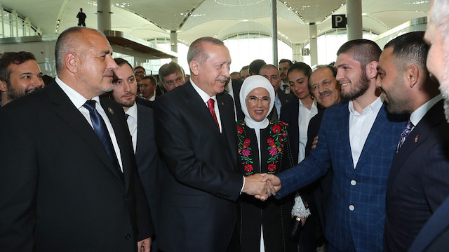 İstanbul Yeni Havalimanı'nın açılışına katılan Khabib Nurmagomedov, Cumhurbaşkanı Recep Tayyip Erdoğan ile tokalaştı.
