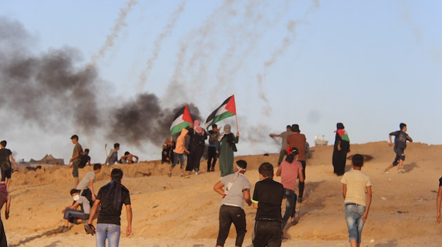İsrail işgal güçleri, Gazze'de Filistinlilerin düzenlediği barışçıl gösterilere gerçek mermi kullanarak saldırıyor.