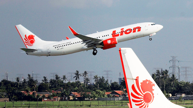 Endonezya’da düşen yolcu uçağının enkazı bulundu