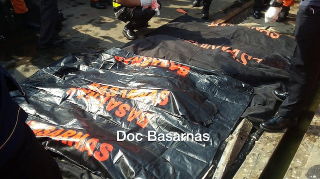 Endonezya'da düşen uçaktaki yolculara ait cesetler bulundu. 