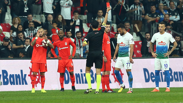 Rizespor'da Orhan Ovacıklı ve Saadane Beşiktaş maçında kırmızı kart gördü.