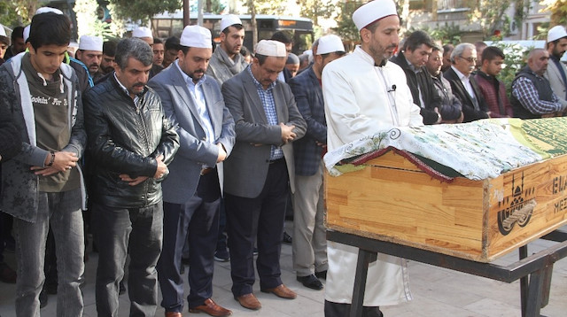 10 dakika ara ile hayatını kaybeden dünürler kılınan cenaze namazının ardından defnedildi. 