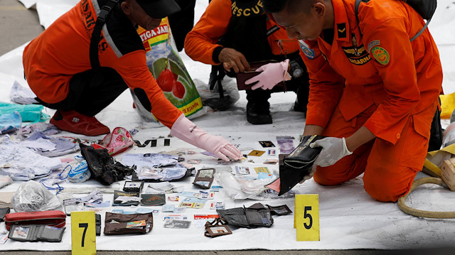 Arama kurtarma ekipleri, düşen uçaktaki kişilerin kişisel eşyalarını topladı.