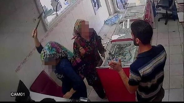 Adana'da kız kardeş cep telefonu bayisini çekiçle bastı