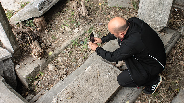 Tarihçi Talha Uğurluel, her hafta bir mezar taşının kırıldığını, çatladığını söyledi.