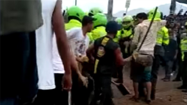 Bir inşaat işçisi, yüzlerce Kolombiyalı tarafından taş ve sopalarla dövüldü. 
