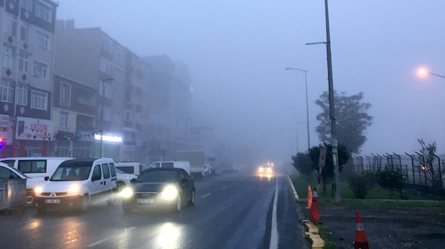 Yoğun sis İstanbullulara zor anlar yaşattı.