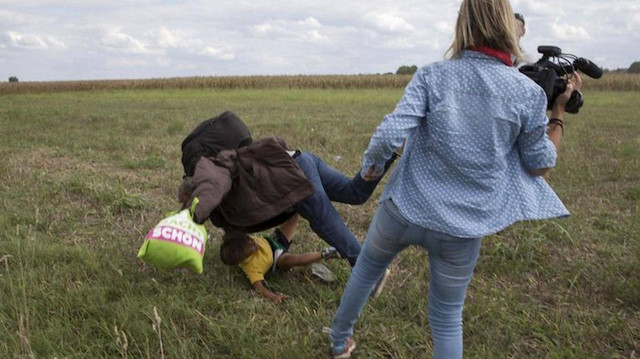 Gazeteci Petra Laszlo, mültecilere çelme taktığı fotoğrafla çok tepki topladı. 