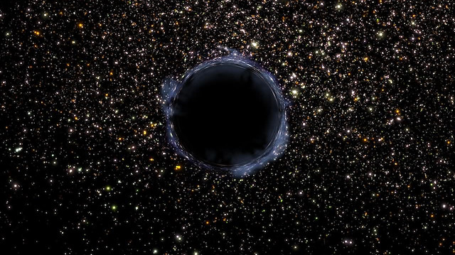 Tespit edile kara deliğin etrafındaki cisimler 320 milyon kilometre hızla dönmeye devam ediyor.