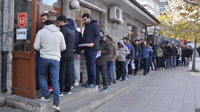 Bedelli askerlik başvurusu için uzun kuyruklar oluştu