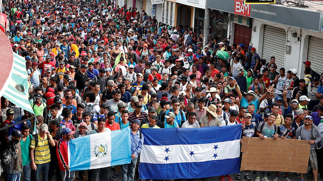 Binlerce göçmen Meksika-ABD sınırına doğru yürümeye devam ediyor.