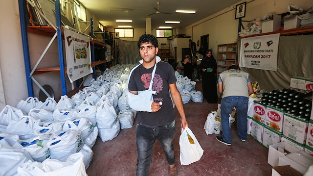 File photo: IHH gives food aid to Palestinian in Gaza

