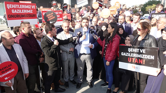 15 Temmuz Derneği üyeleri, Saadet Partisi İstanbul Milletvekili Cihangir İslam'ın TBMM Genel Kurulu'nda, kamuoyunda tepkiyle karşılanan konuşmasını, Saadet Partisi İstanbul İl Başkanlığı önünde protesto etti.