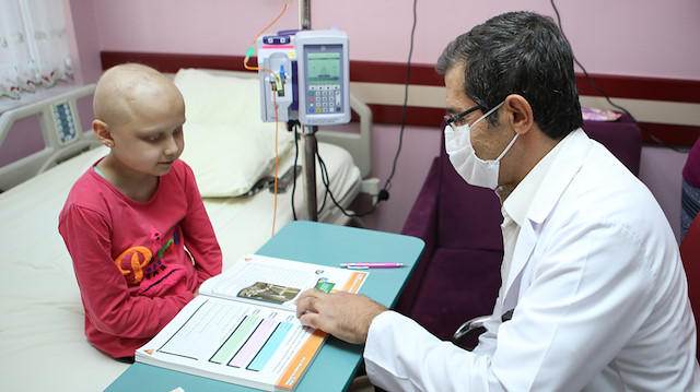 ​Lösemi tedavisi gören çocuklara hastanede eğitim veriliyor.