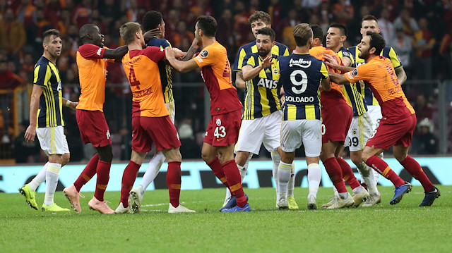 Galatasaray-Fenerbahçe derbisinin bitiş düdüğüyle sahanın içi karışmış ve VAR'dan görüntüleri inceleyen Fırat Aydınus; Ndiaye, Jailson ve Soldado'ya kırmızı kart göstermişti.