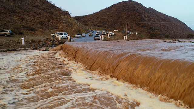 Riyad'da şiddetli yağış sonucu sel felaketi meydana geldi.