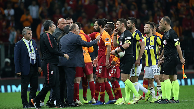 Derbi sonrası Fenerbahçeli futbolcularla Galatasaraylı futbolcular sahanın içerisinde kavga etmişti.