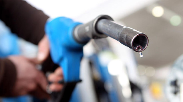 Benzinin litre fiyatına 5 ay sonra ilk defa 17 kuruş indirim yapıldı.