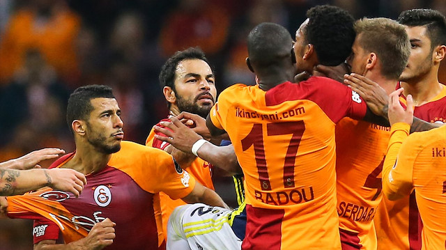 Galatasaray-Fenerbahçe derbisinin bitmesinin ardında iki takım futbolcuları birbirine gitti.