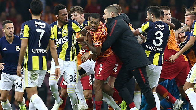 Jailson derbi sonrası Belhanda'ya tokat atarak gerilimi tetikledi.