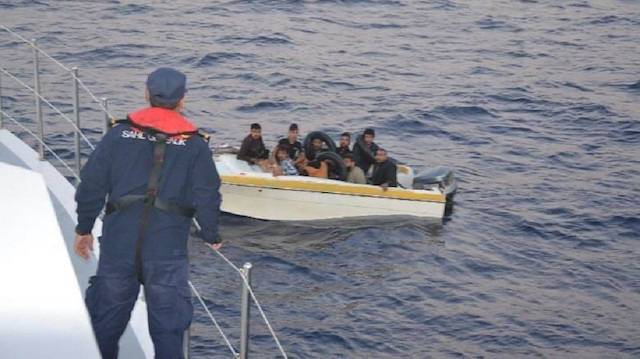 Düzensiz göçmenlerin bulunduğu sürat teknesi, sahil güvenlik uçağı tarafından tespit edildi. 