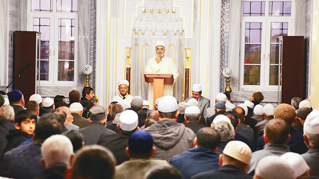 Konuşmanın ardından gençler, Hasan Kamil Yılmaz'ın yaptığı duaya eşlik etti. Sabah namazı buluşma programı, kılınan namaz, edilen duanın ardından gençlere ikram ile sona erdi.