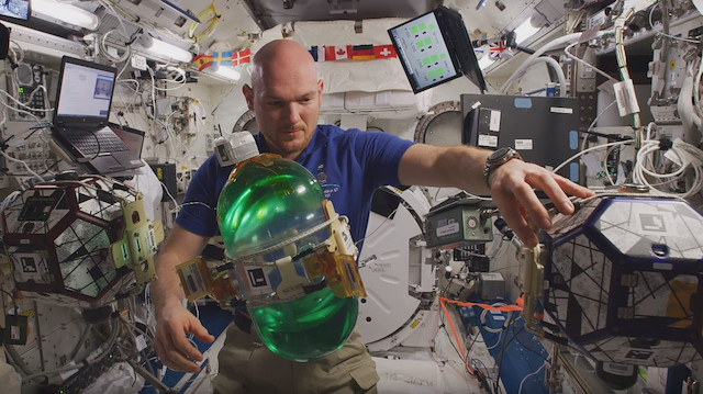 ISS'de görevli astronotlar bilimsel deneyler yapıyor.