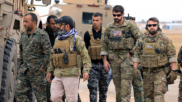 ABD'li askerler, Haseke'de terörist PKK'lılarla bir arada. (Reuters)