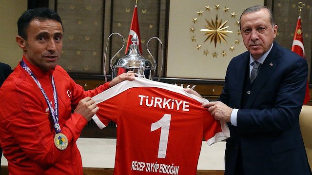(Arşiv) Osman Çakmak Avrupa şampiyonluğu sonrası Cumhurbaşkanı Erdoğan'a forma hediye etmişti.