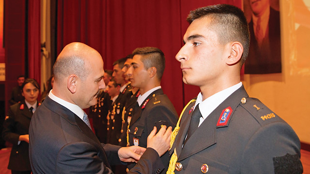 İçişleri Bakanı Süleyman Soylu, 
başarılı öğrencilere kıdem işaretlerini taktı.