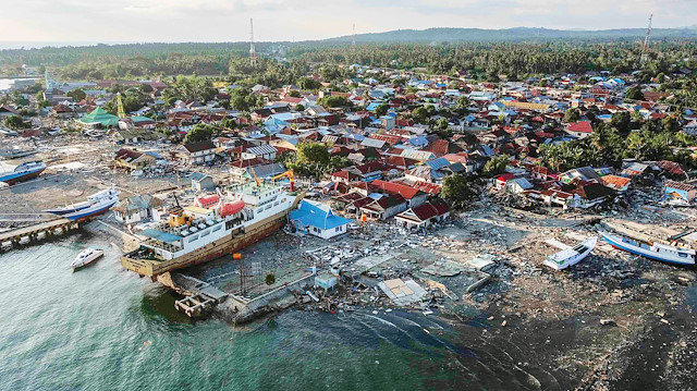 Endonezya’nın Sulawesi Adası’nda 28 Eylül’de deprem sonrası meydana gelen tsunami felaketinde binlerce insan hayatını kaybetti.