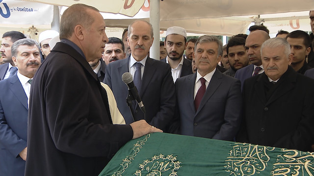 Cumhurbaşkanı Erdoğan'ın kısa bir konuşma yaptığı cenaze törenine TBMM Başkanı Binali Yıldırım ve 11. Cumhurbaşkanı Abdullah Gül de katıldı.