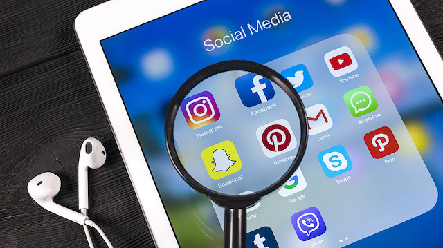 Sosyal medya uygulamaları kişisel verileri topluyor.