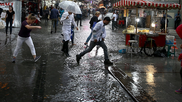 Meteorolojiden İstanbul için sağanak yağış uyarısı yapıldı. 