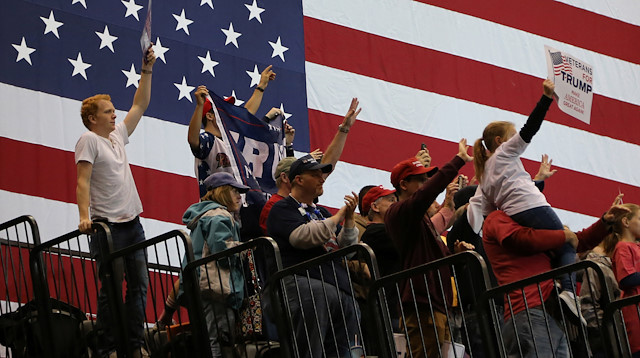 Trump yanlıları bir mitingde ABD bayrağı önünde tezahürat yapıyor. Cleveland, Ohio. (Fotoğraf: Reuters)