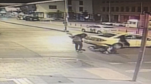 50 lirayı beğenmeyen taksici, turistleri gasp ederek araçtan attı