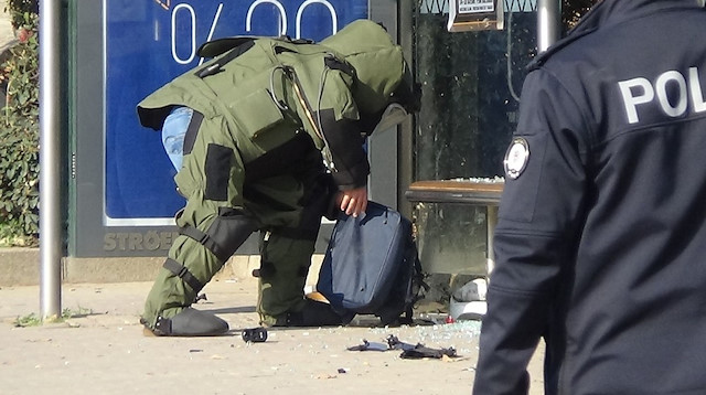 Bomba imha uzmanı, şüpheli çantayı fünye ile patlattı. 