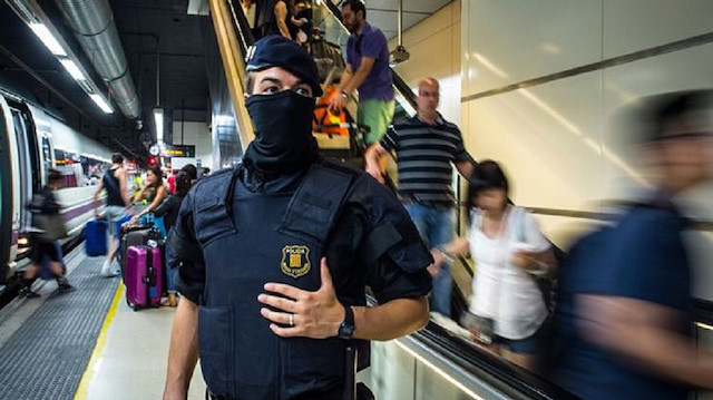 Katalan polisi, Barcelona'daki tren istasyonunda güvenlik önlemi aldı. 