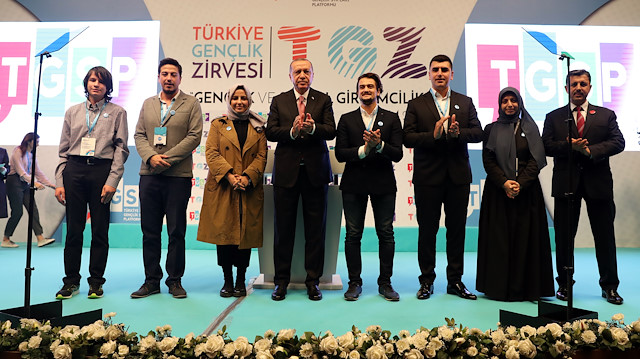 'Gençlik ve Sosyal Girişimcilik' temasıyla gerçekleştirilen zirvede, topluma fayda sağlayan ve iyilik odaklı projelerden ilk 6'ya giren isimlere ödülleri Cumhurbaşkanı Recep Tayyip Erdoğan tarafından takdim edildi.