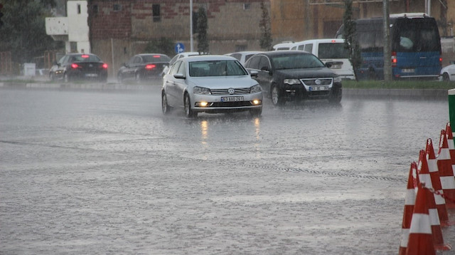 Şanlıurfa'da sağanak yağış etkili oldu. 