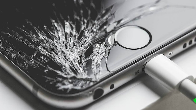 Akıllı telefonlarla beraber kırılan ekranlar herkesin şikayetçi olduğu bir konu haline geldi. 