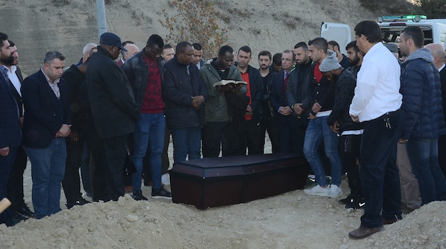 Nijeryalı futbolcu Ekundayo’nun cenazesi, ailesinin isteği üzerine Denizli’de toprağa verildi.