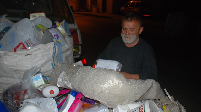 Çöpten atık topladığı sırada bulduğu altınları sahibinin bulunması için polise teslim eden Ahmet Mermer.