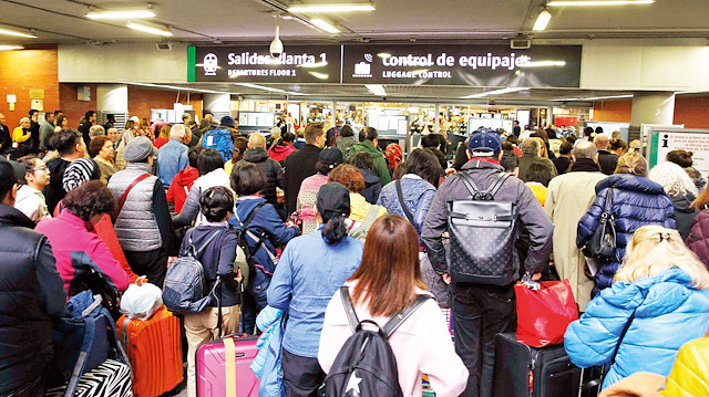 İspanya’nın Madrid ve Barselona kentlerinde iki tren hattı bomba şüphesi sebebiyle kapatması paniğe yol açtı.