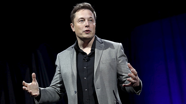 Elon Musk CEO'luk görevine devam ediyor.