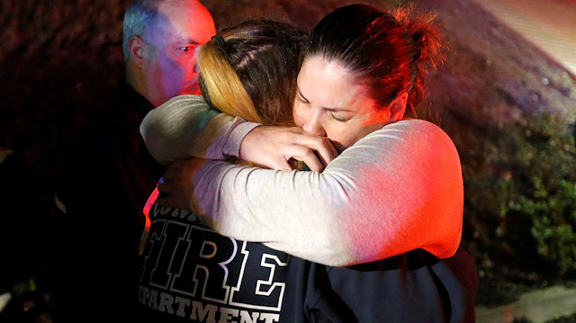 Kaliforniya eyaletinde bir bara düzenlenen saldırıda yakınlarını kaybedenler gözyaşı döktü. 