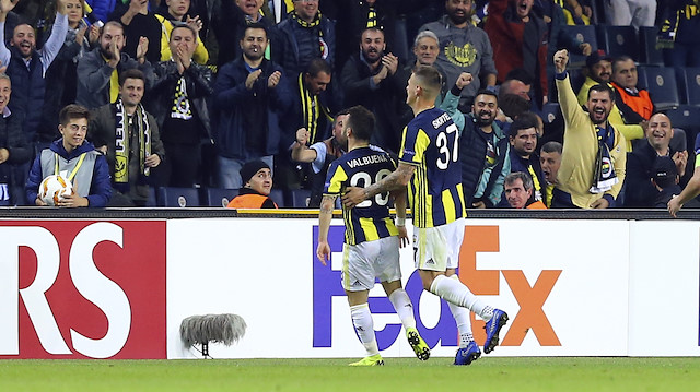 Fenerbahçeli oyuncuların ilk gole sevinci.