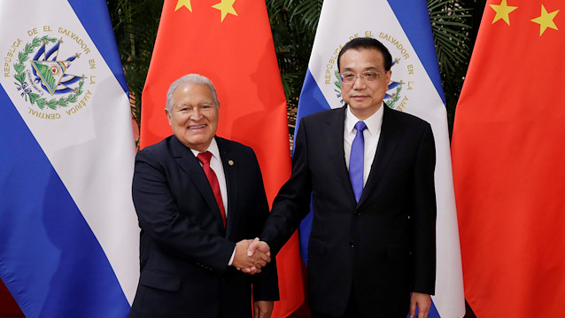 China's Premier Li Keqiang (R) meets El Salvador's President Salvador Sanchez Ceren 